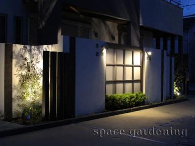 外構の門まわりに照明 オシャレ度もアップ 防犯面でも安心です 千葉のお庭 外構専門店 お得な情報更新中 スペースガーデニング