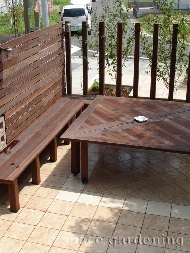 庭　タイルデッキ　オリジナル　木製テーブル　ウリン材