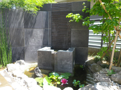 自然石のタイルを貼った壁泉