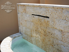 琉球石灰岩でできた壁泉