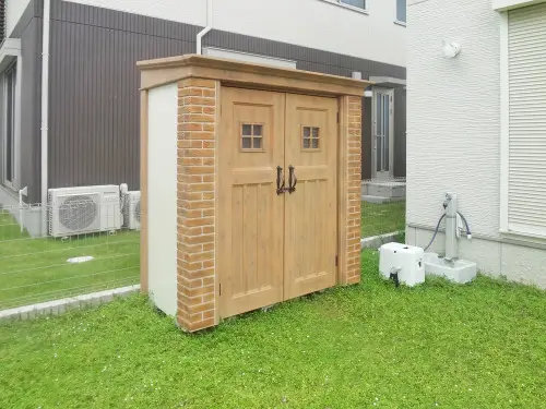 芝生の庭に設置したカンナ物置の施工例3