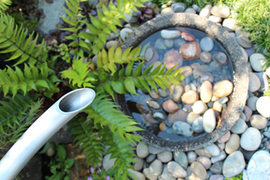 水鉢のあるお庭